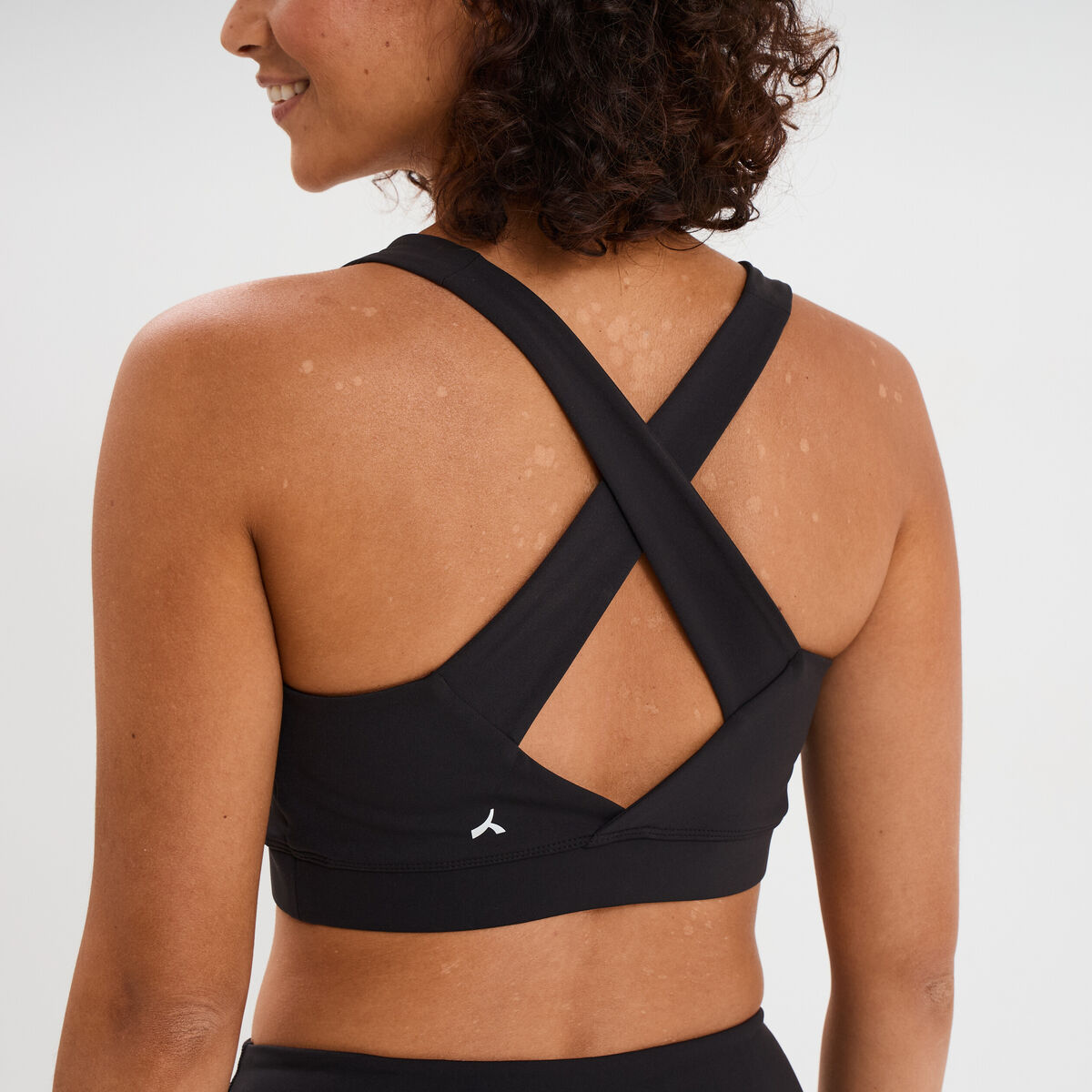 Brassi&egrave;re de sport ajust&eacute;e dos nageur noir femme