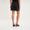 Short droit &agrave; pont noir femme
