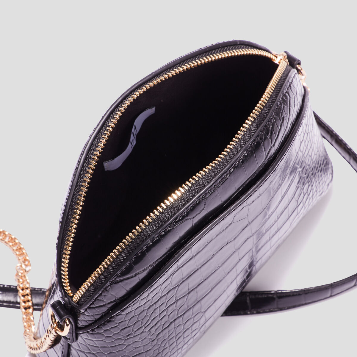 Sac en bandouli&egrave;re vernis effet croco noir femme