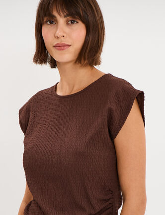 T-shirt fronc&eacute; gaufr&eacute; manches courtes marron fonc&eacute; femme