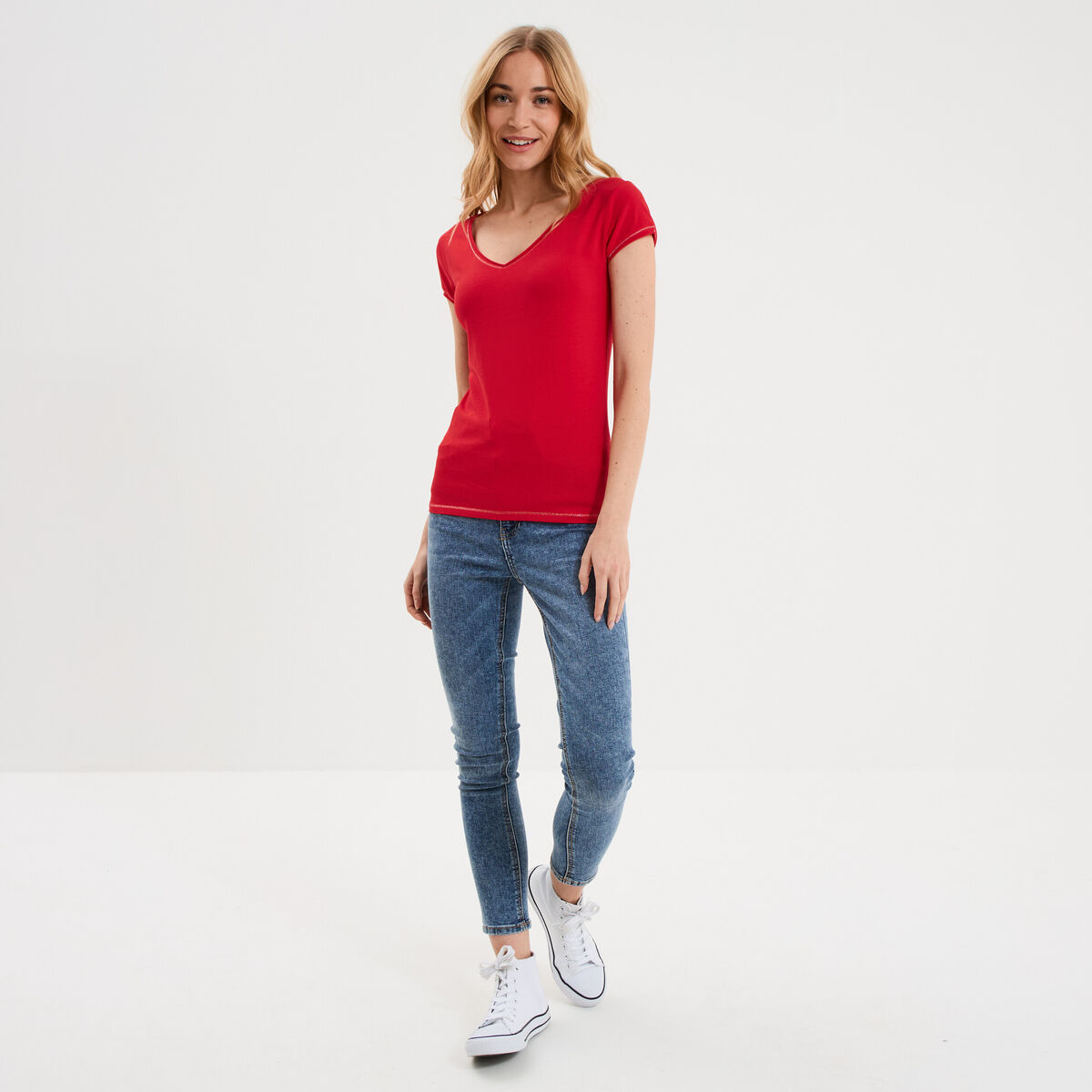 T-shirt col V ajust&eacute; manches courtes rouge femme