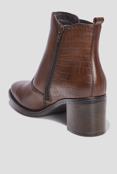 Bottines à talons avec clous en cuir marron femme