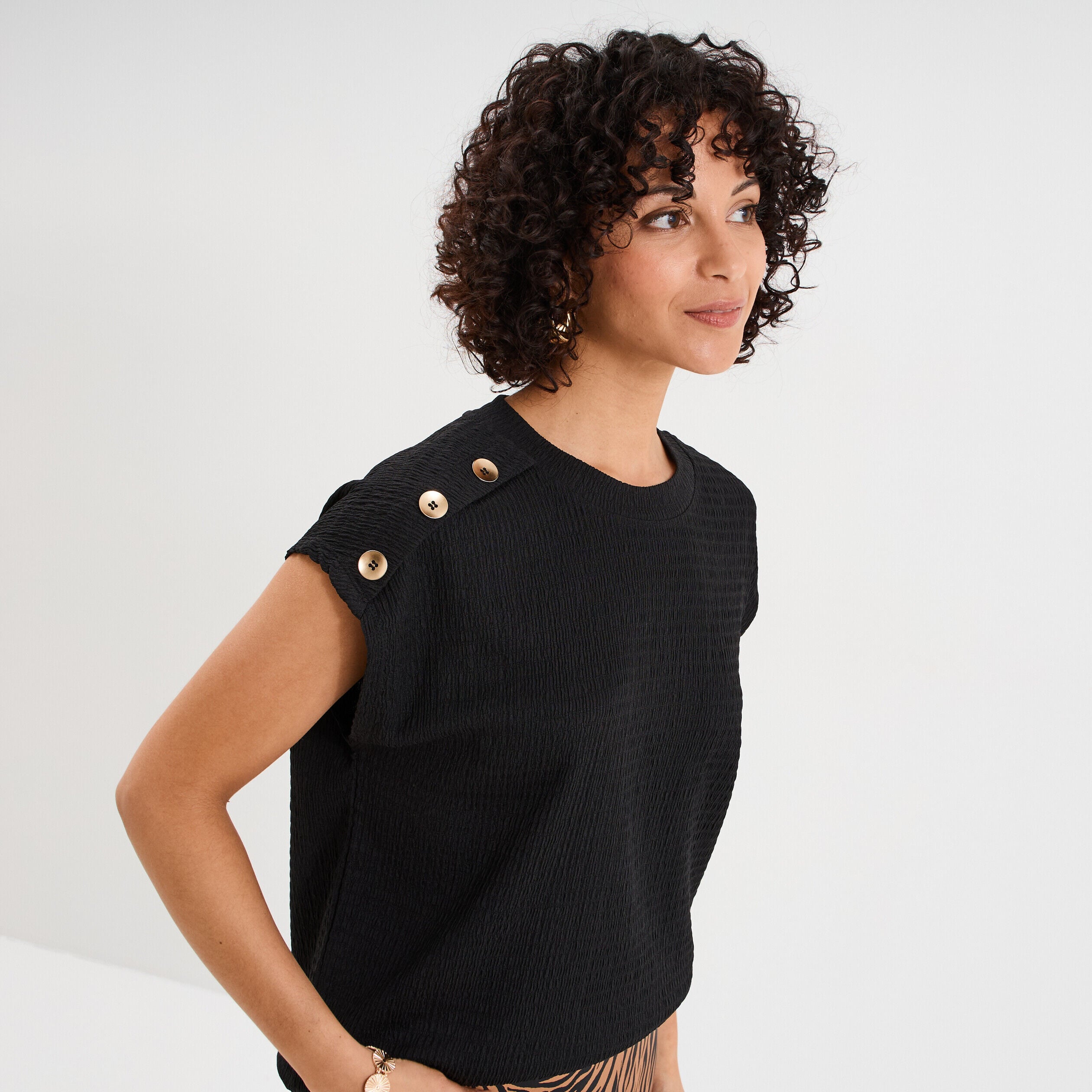 T-shirt gaufré col rond avec boutons noir femme LH