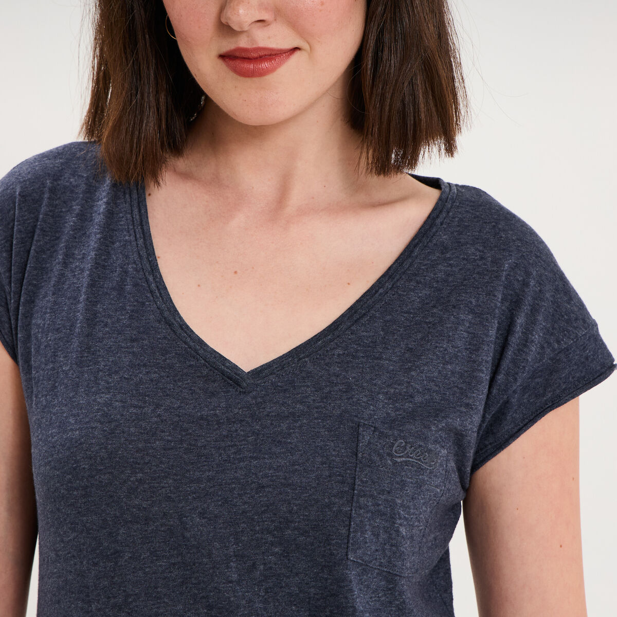 T-shirt col v poche poitrine bleu marine femme