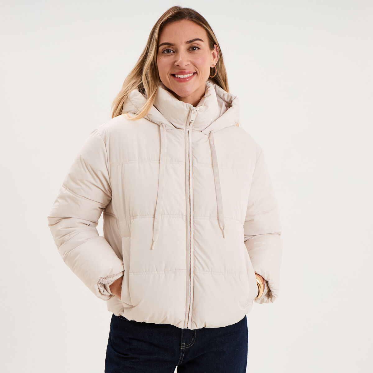 Doudoune courte droite doubl&eacute;e &agrave; capuche sable femme