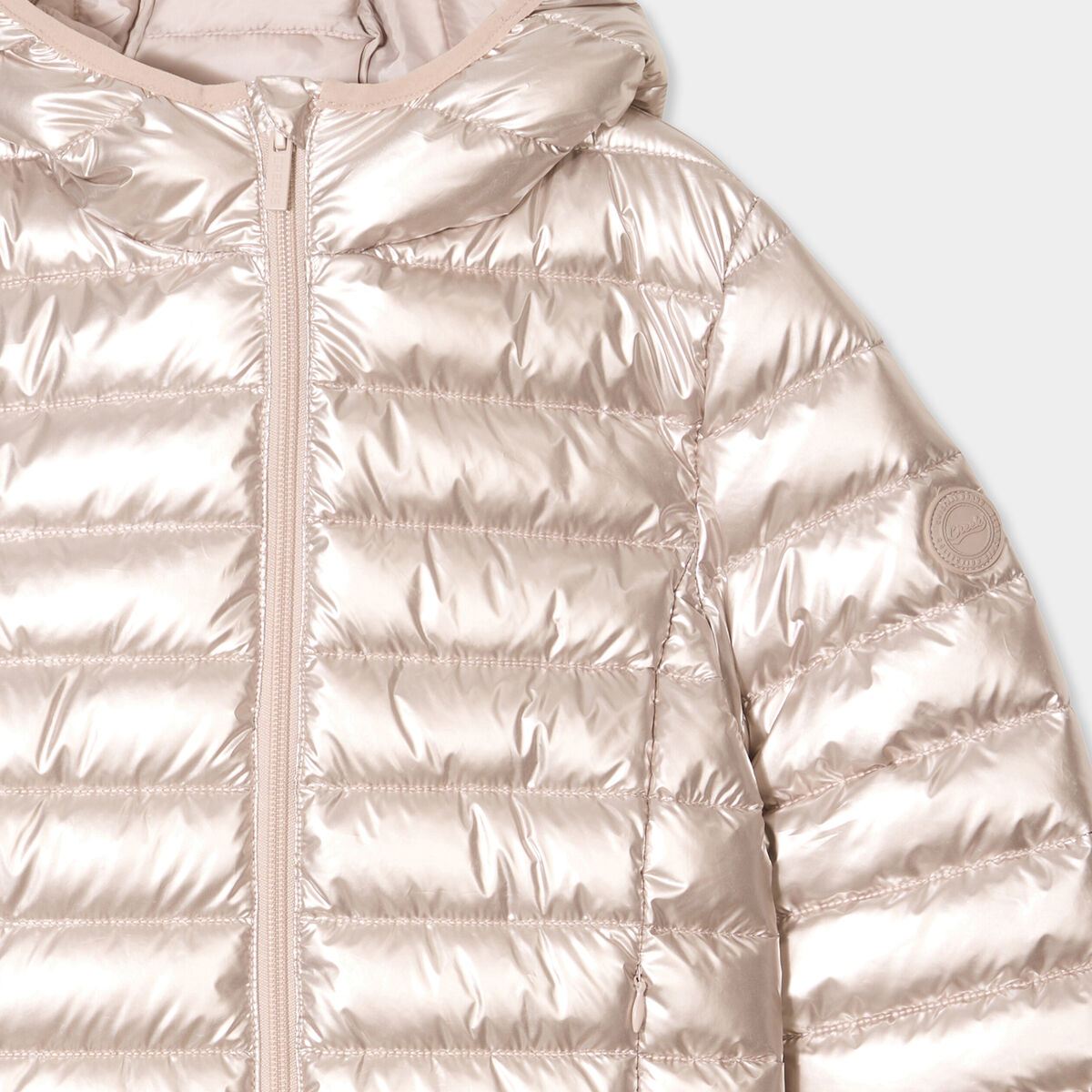 Doudoune l&eacute;g&egrave;re &agrave; capuche imperm&eacute;able couleur argent fille