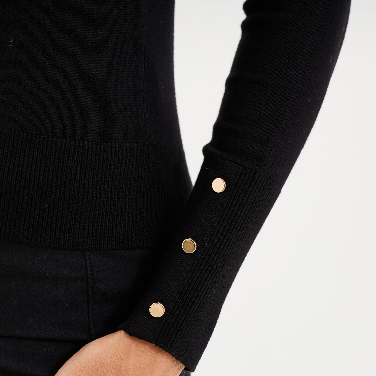 Pull col roul&eacute; avec boutons poignets noir femme