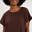 T-shirt gaufr&eacute; col rond manches courtes marron fonc&eacute; femme