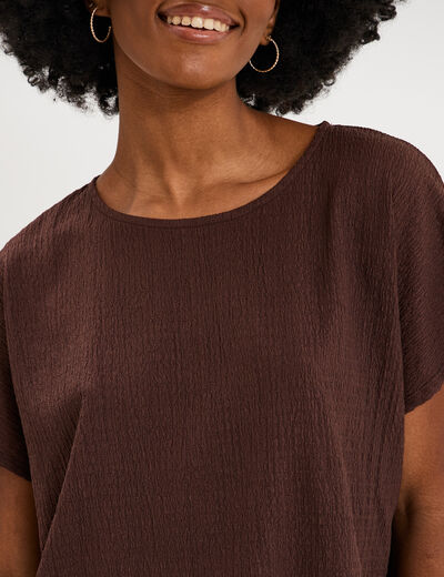 T-shirt gaufr&eacute; col rond manches courtes marron fonc&eacute; femme