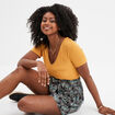T-shirt col en V côtelé jaune moutarde femme