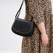 Sac besace avec clous noir femme