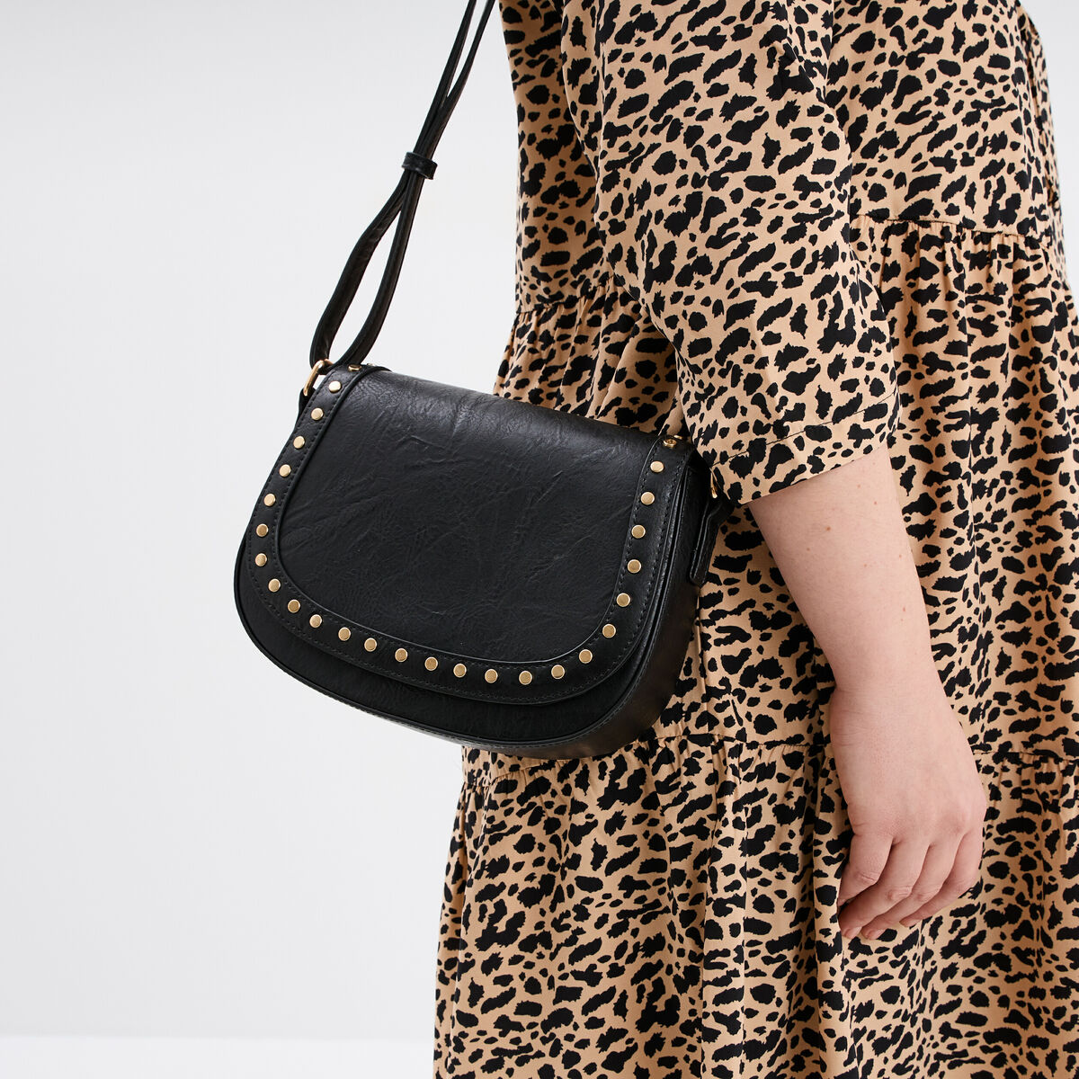 Sac besace avec clous noir femme