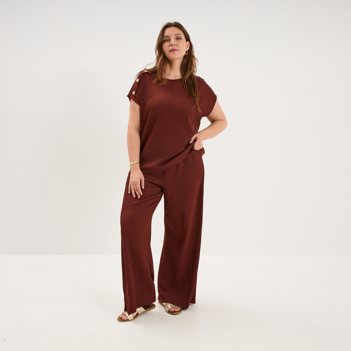 Pantalon effet gaufr&eacute; fluide bordeaux femme grande taille
