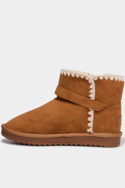Boots effet su&eacute;dine avec boucles marron femme
