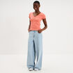 T-shirt ajust&eacute; col en V avec boutons vieux rose femme