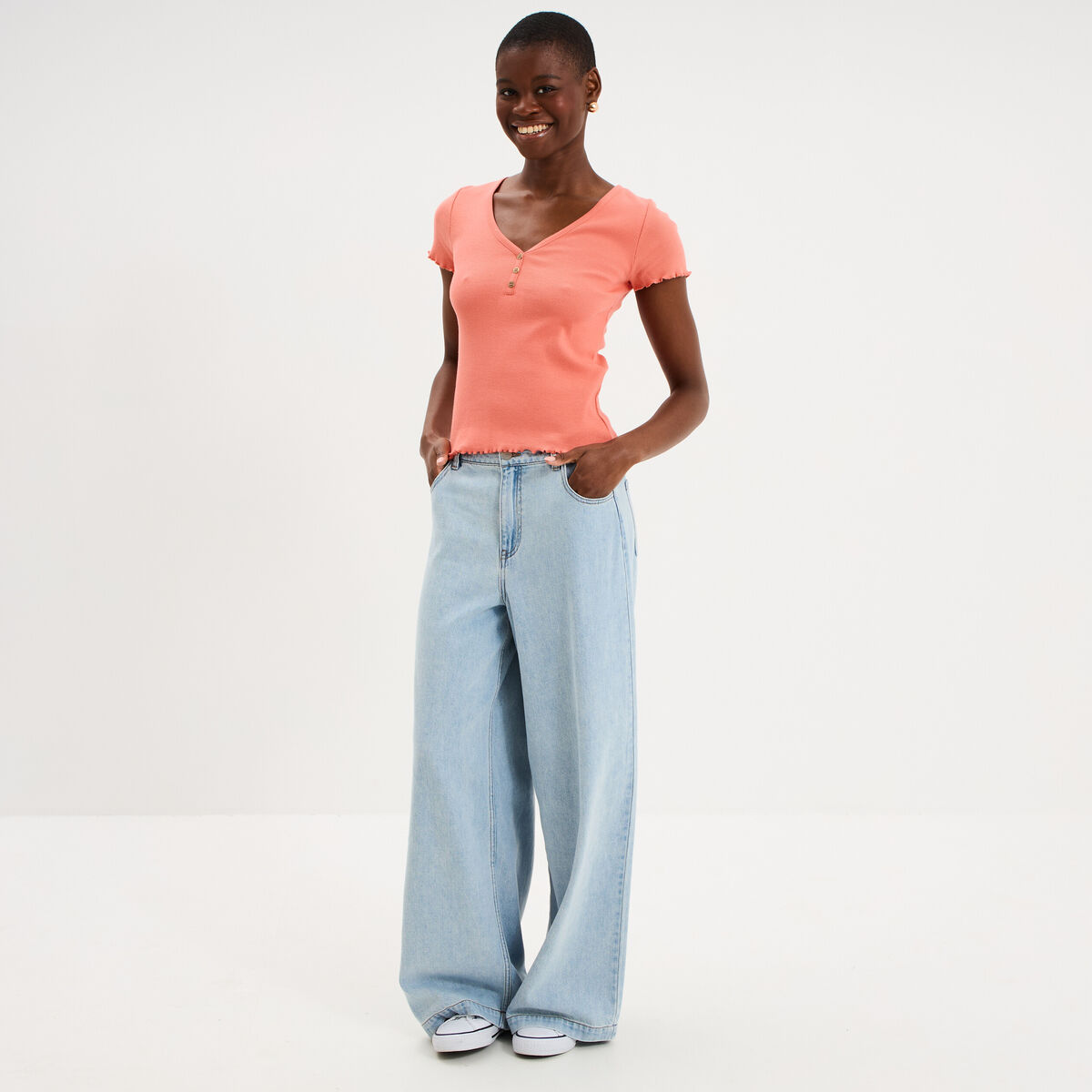 T-shirt ajust&eacute; col en V avec boutons vieux rose femme