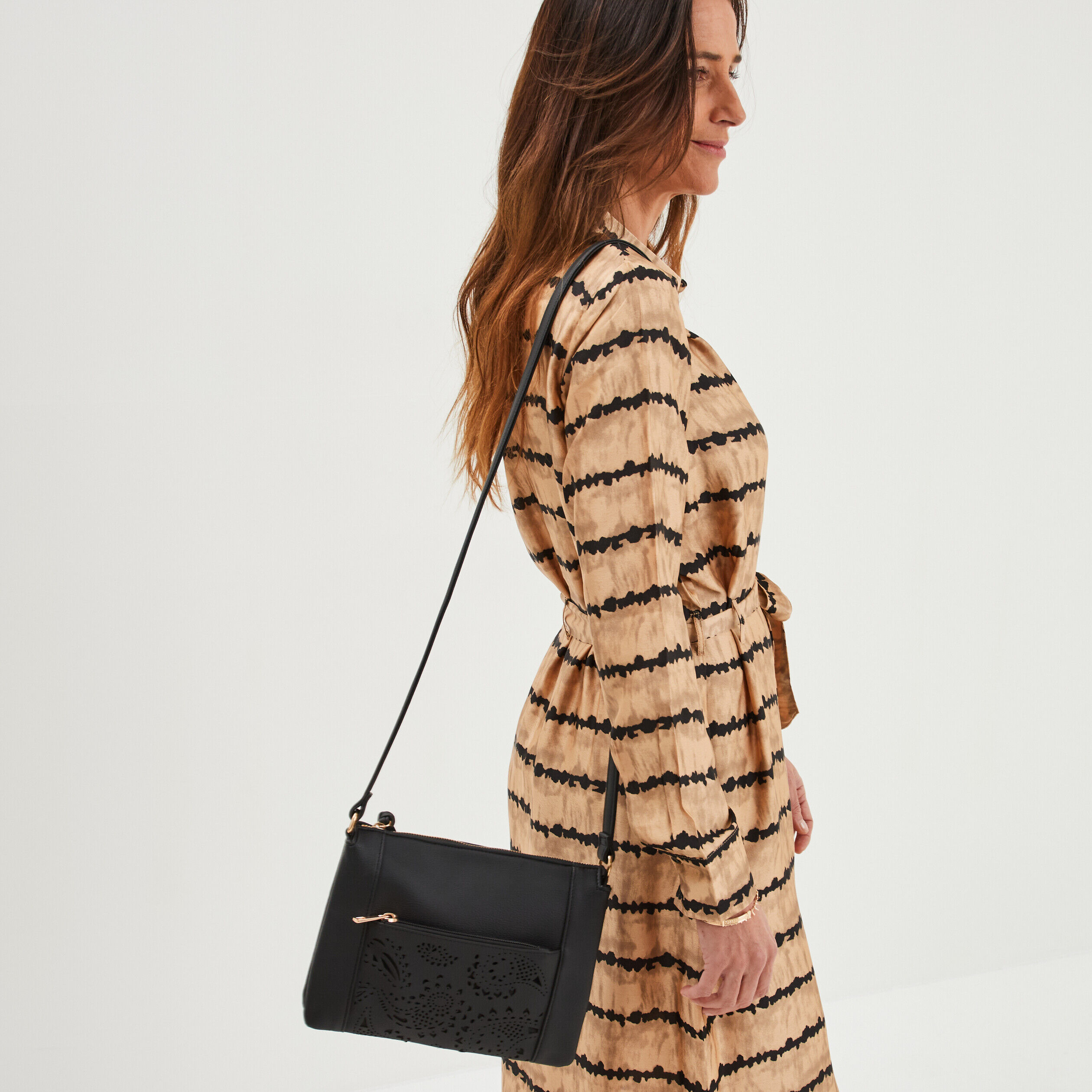 Sac en bandoulière détails perforés noir femme LH