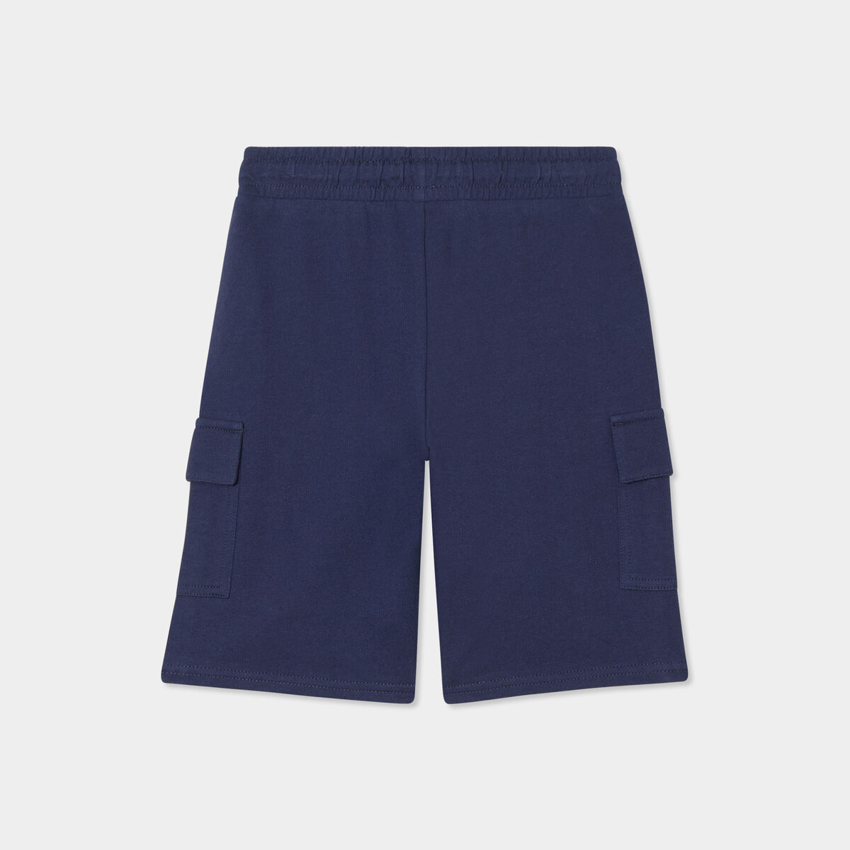Porter la jupe bleu marine sans faux pas