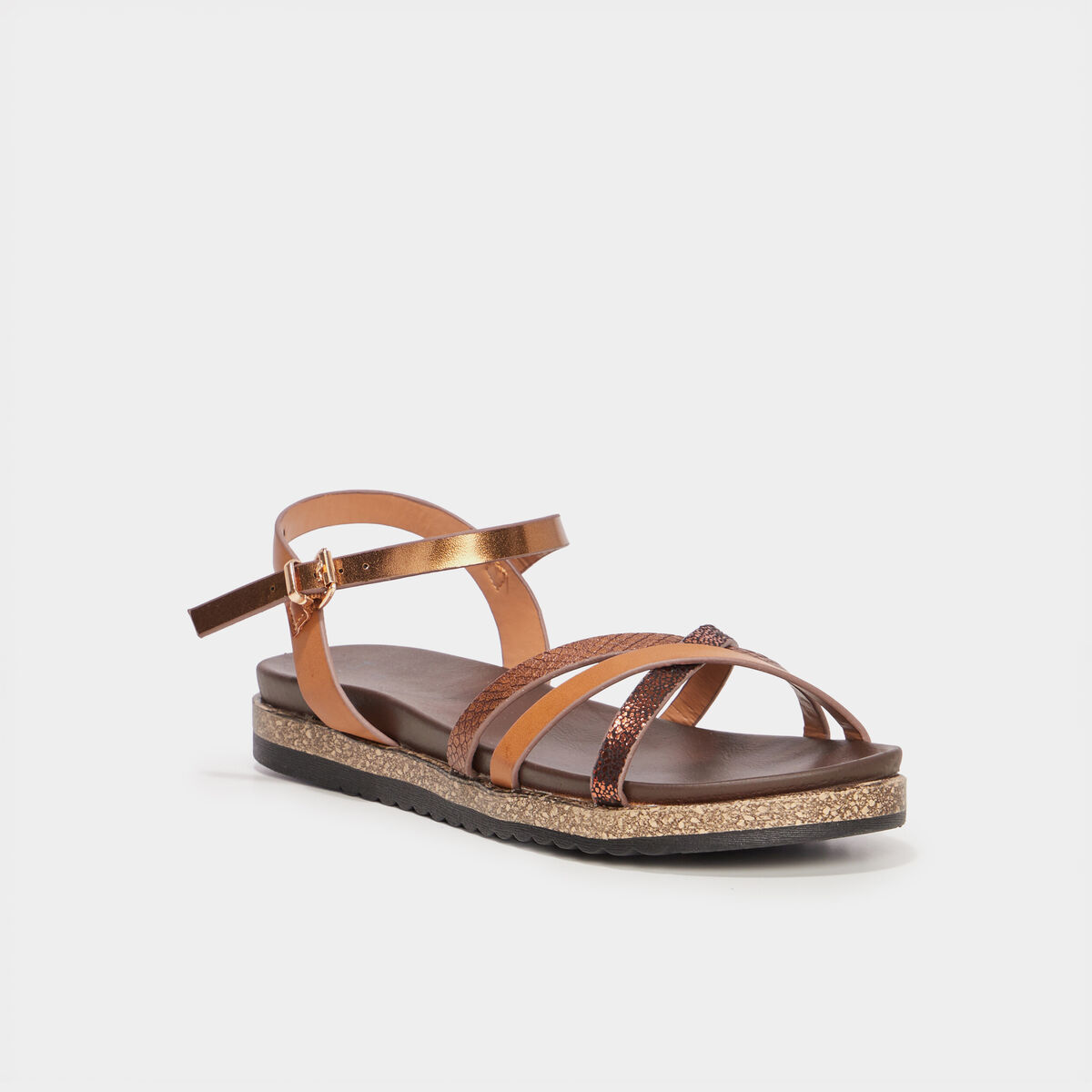 Sandales plates avec brides crois&eacute;es marron femme