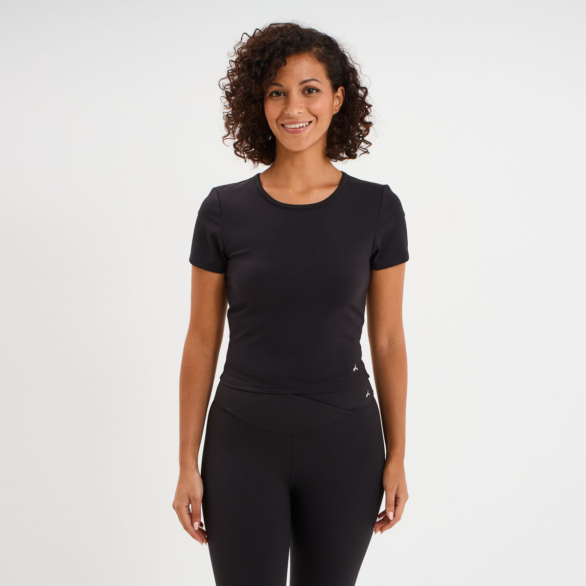 T-shirt de sport court ajust&eacute; noir femme