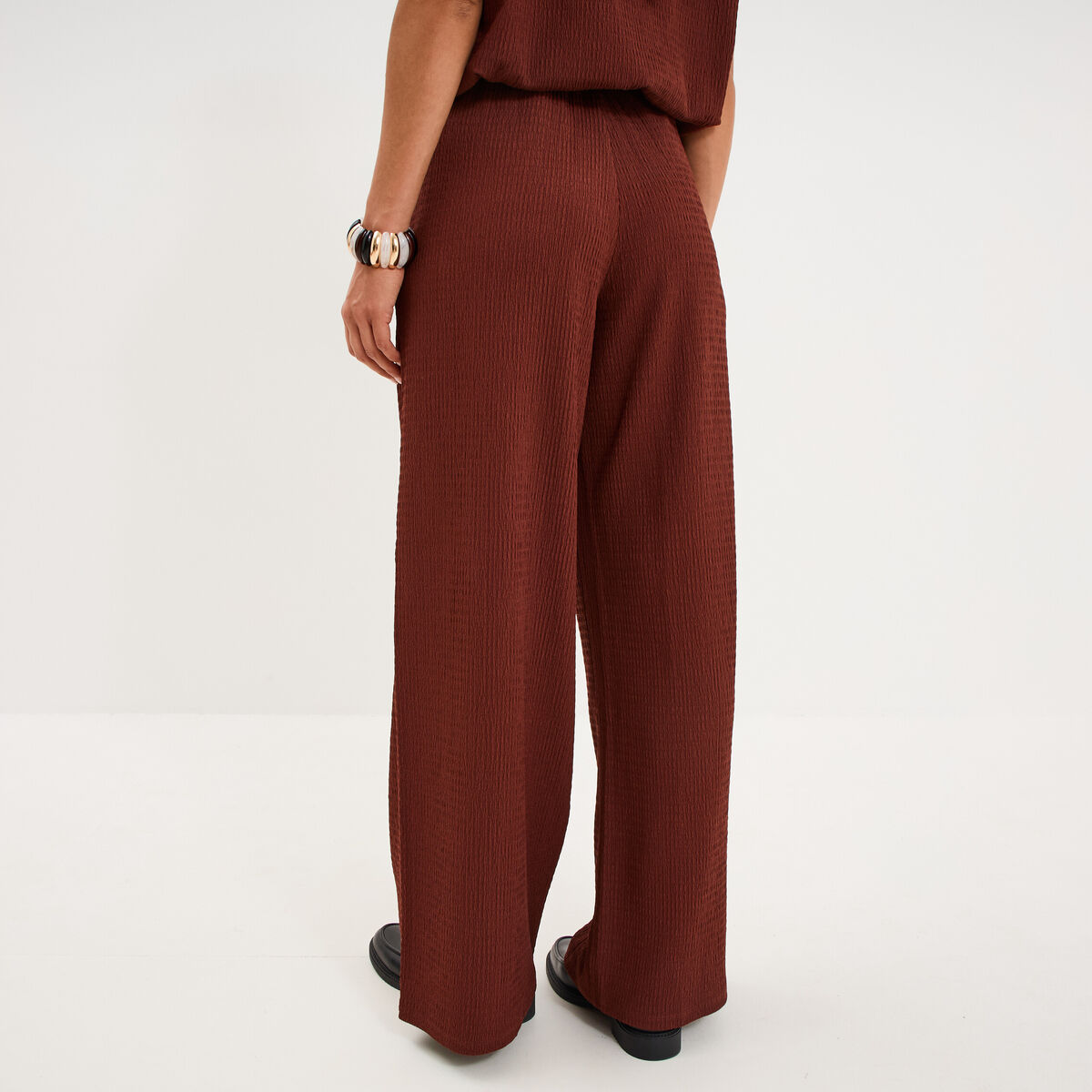 Pantalon effet gaufr&eacute; fluide bordeaux femme