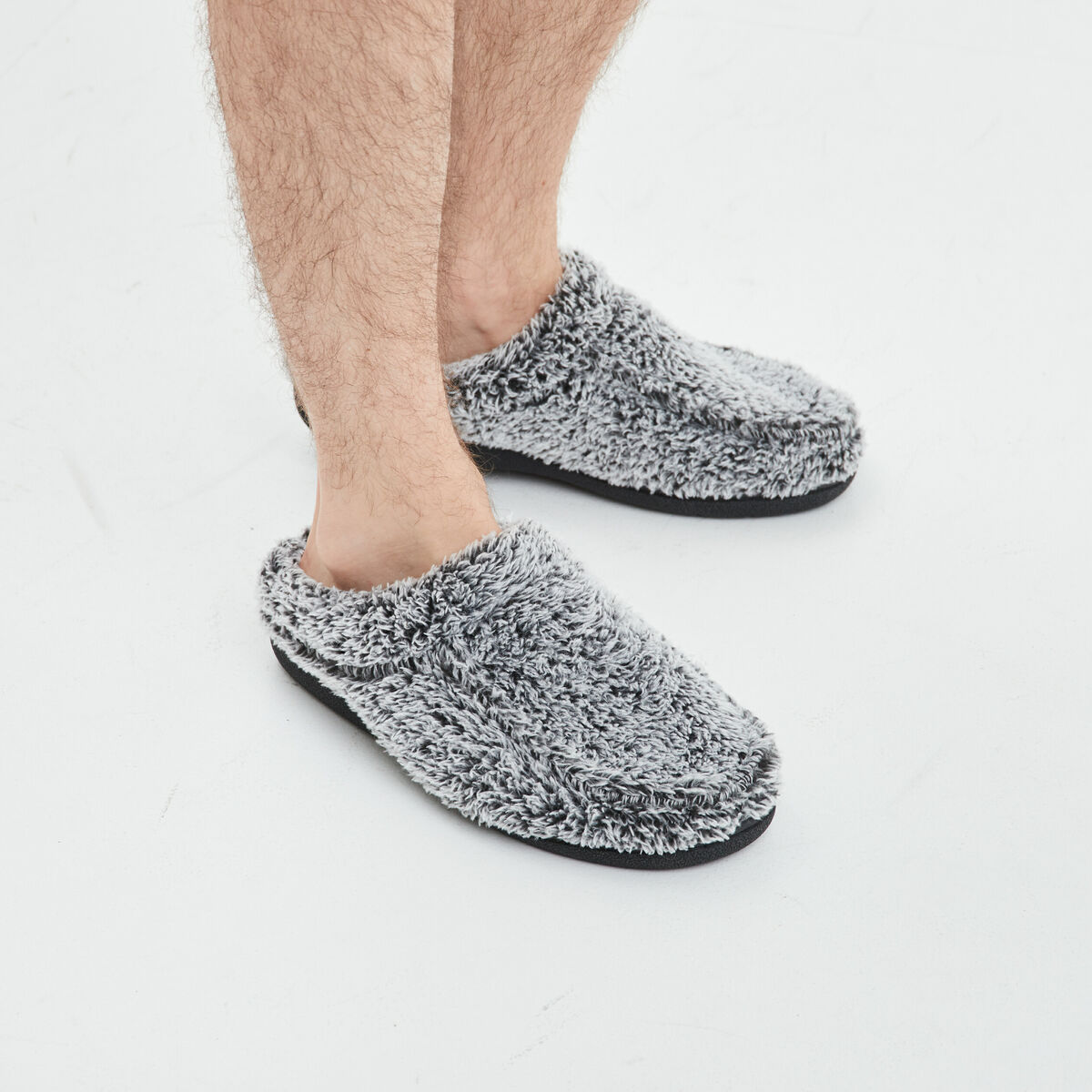 Chaussons bout rond fourrés gris homme