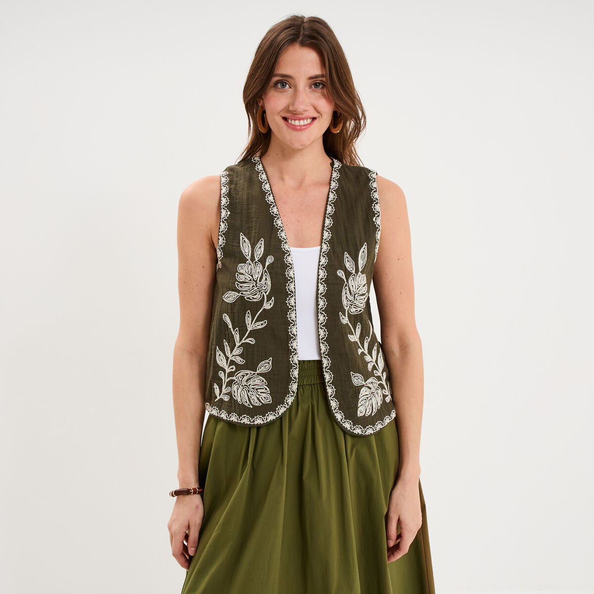 Gilet sans manches brod&eacute; gaze de coton vert kaki femme