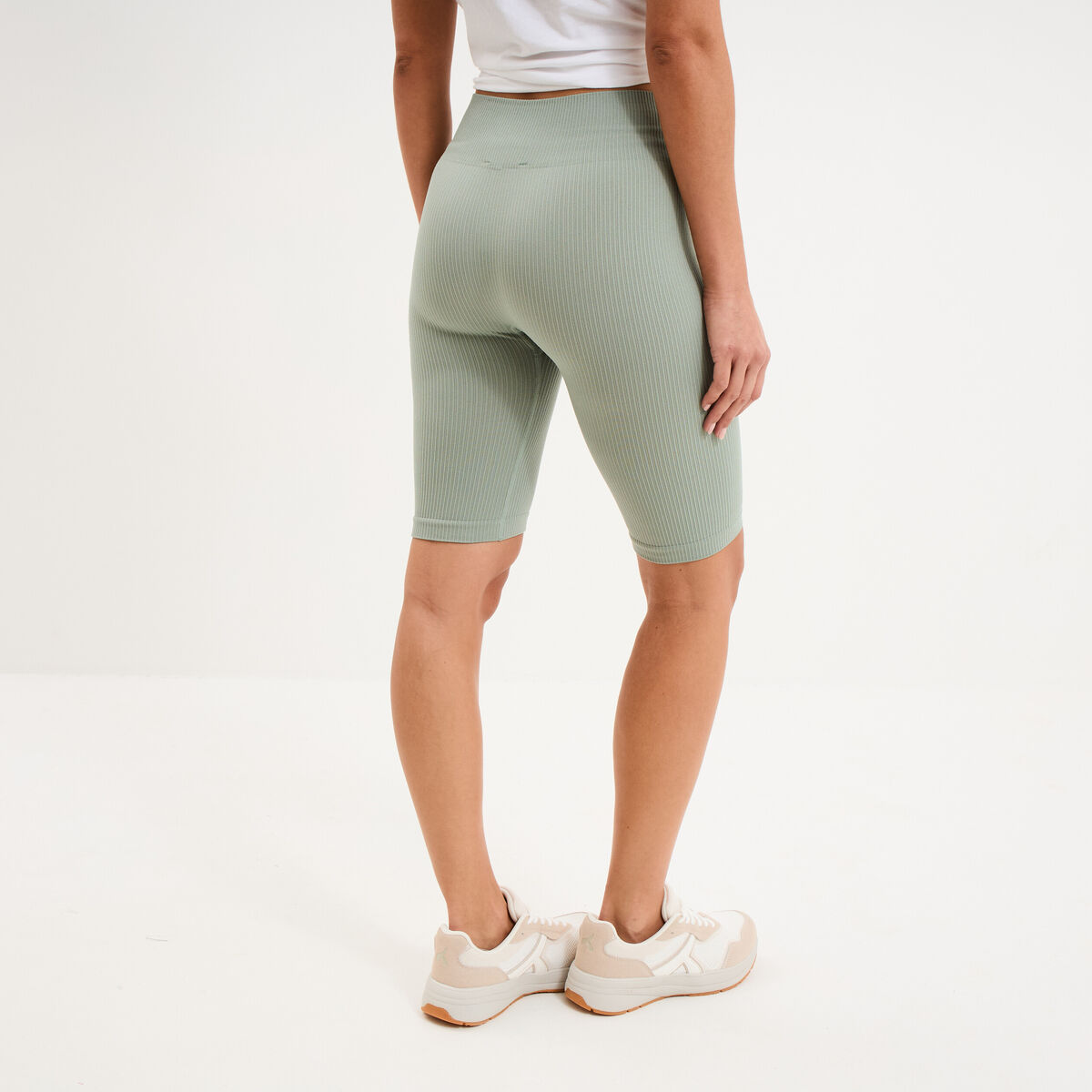 Short cycliste de sport c&ocirc;tel&eacute; stretch vert pastel femme