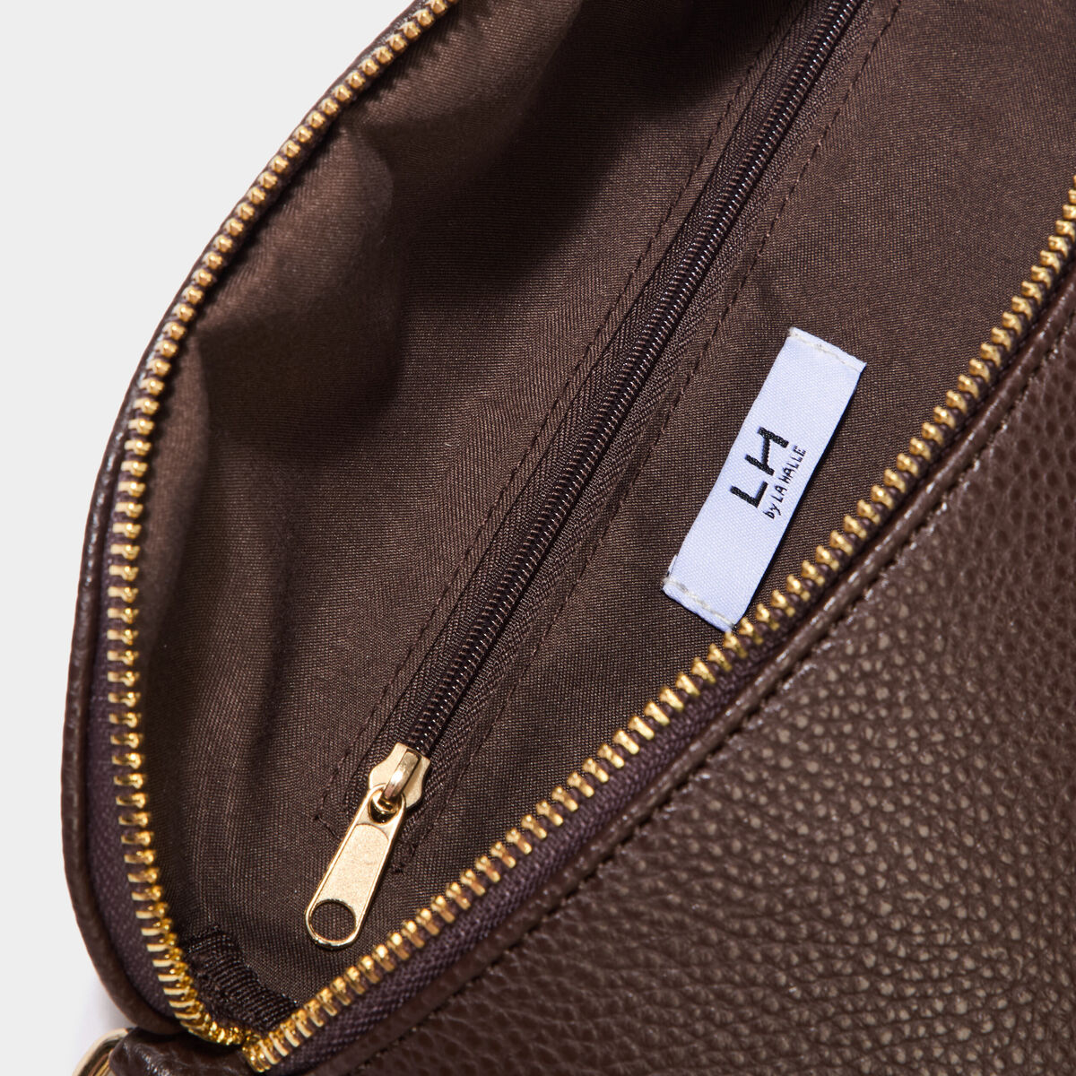 Sac banane arrondi marron foncé femme