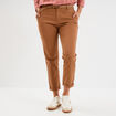 Pantalon chino 7/8ème ceinture tressée marron clair femme