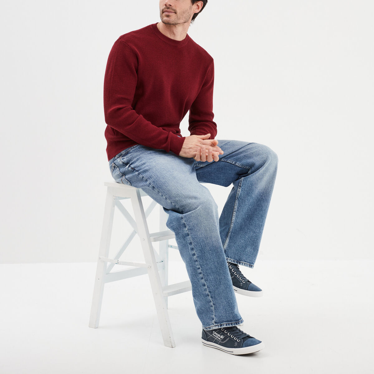 Pull en maille textur&eacute;e col rond bordeaux homme