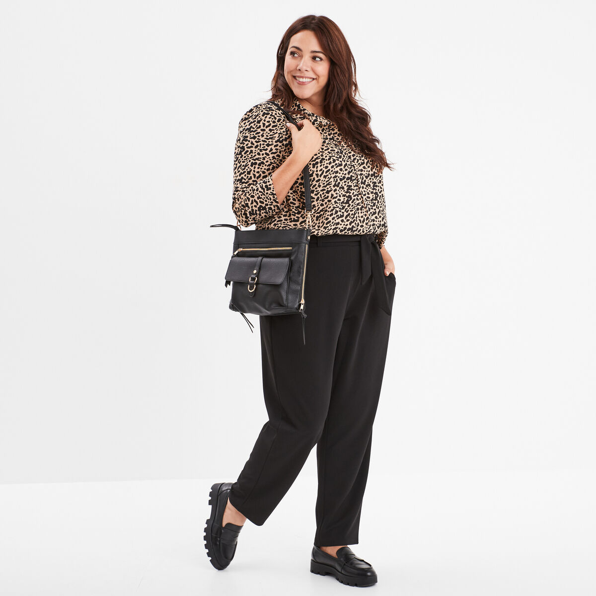 Pantalon cigarette ceintur&eacute; effet cr&ecirc;pe noir femme grande taille
