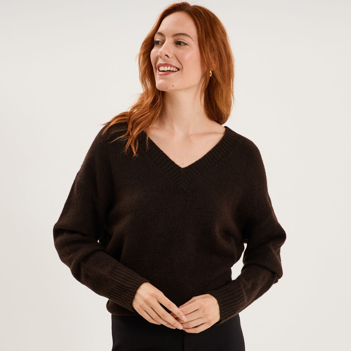 Pull col en V manches longues marron fonc&eacute; femme
