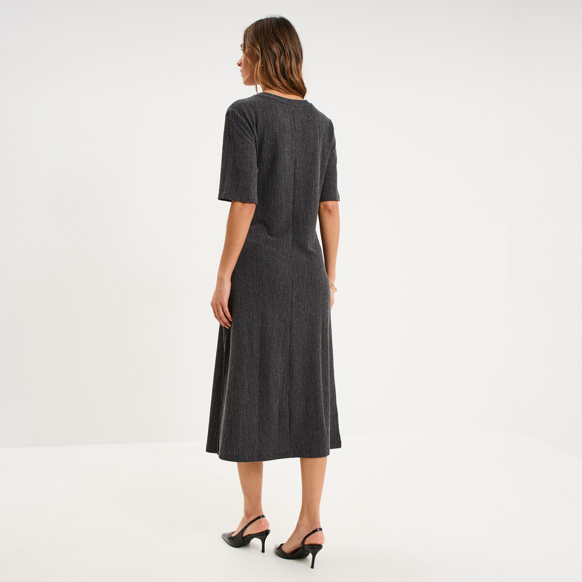 Robe longue gaufr&eacute;e noeud c&ocirc;t&eacute; gris fonc&eacute; femme