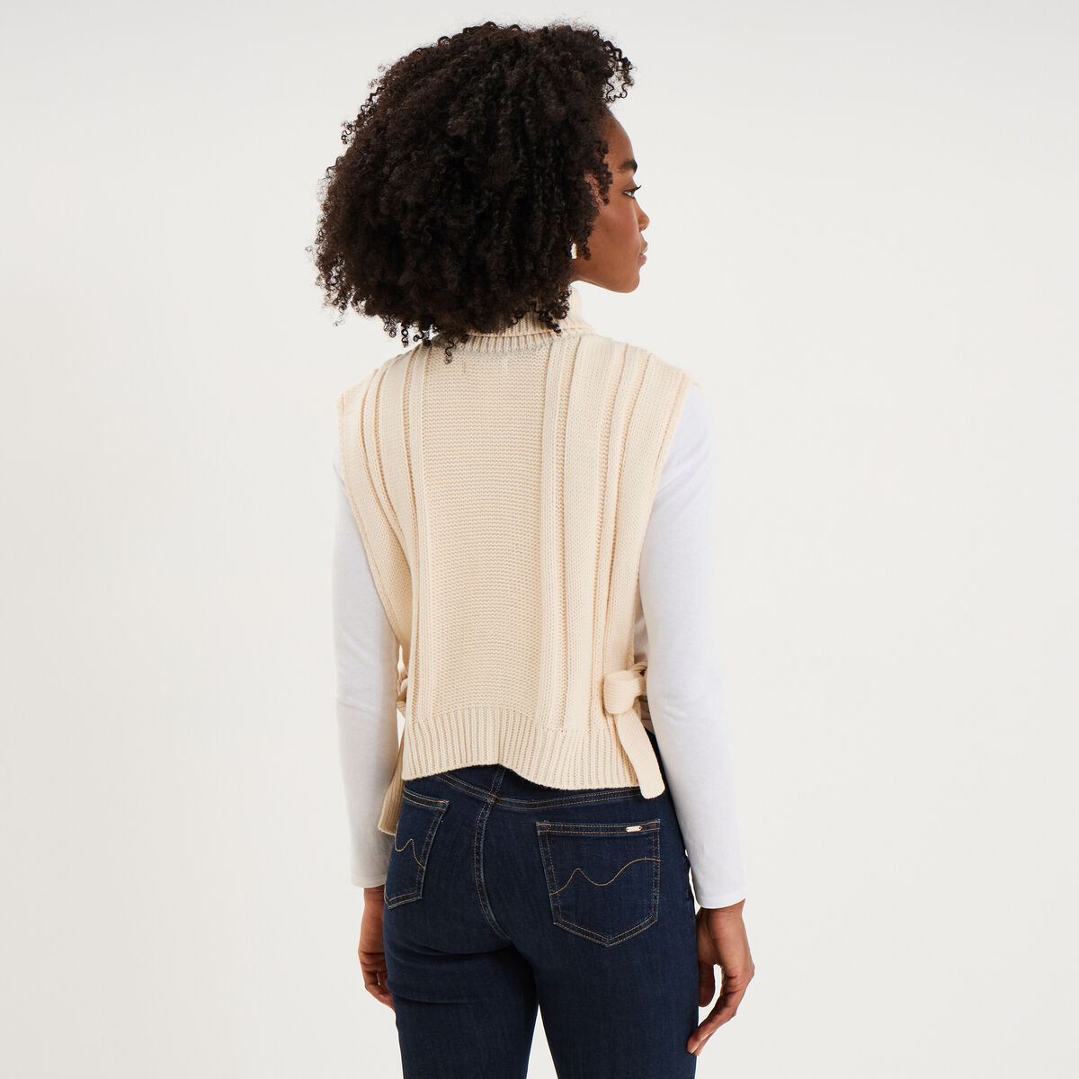 Pull poncho col roul&eacute; sans manches sable femme