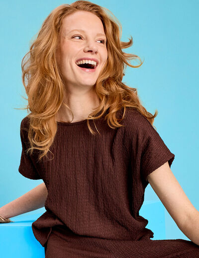 T-shirt gaufr&eacute; col rond manches courtes marron fonc&eacute; femme