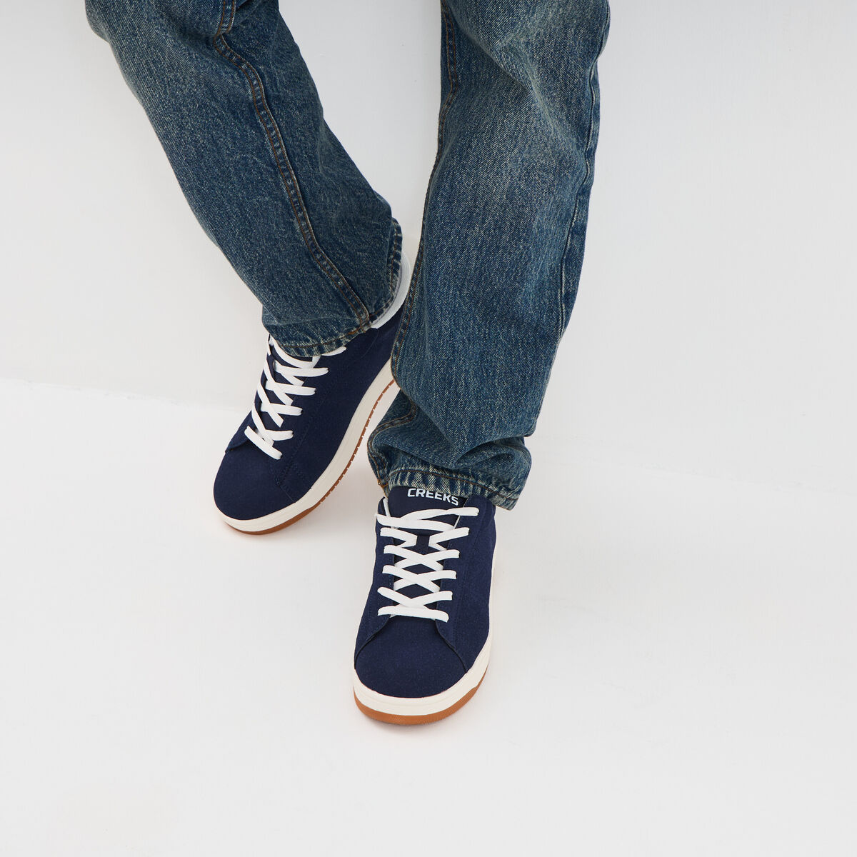 Tennis basses &agrave; lacets bleu marine homme