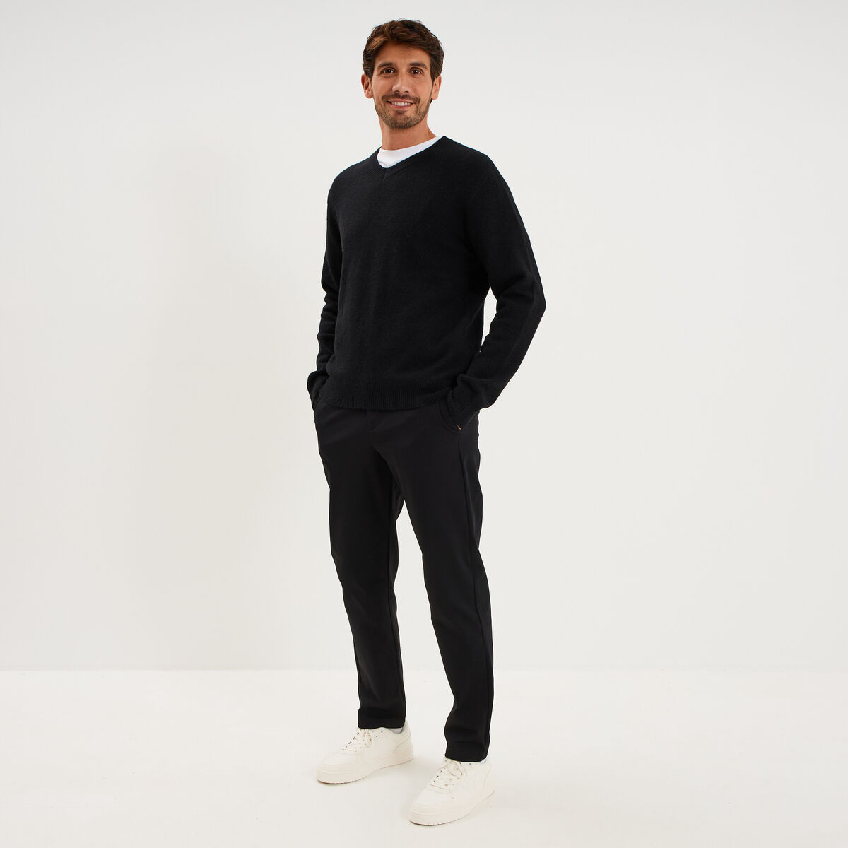 Pull droit col en V manches longues noir homme