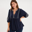 Blouse brod&eacute;e manches 3/4 col tunisien bleu fonc&eacute; femme grande taille