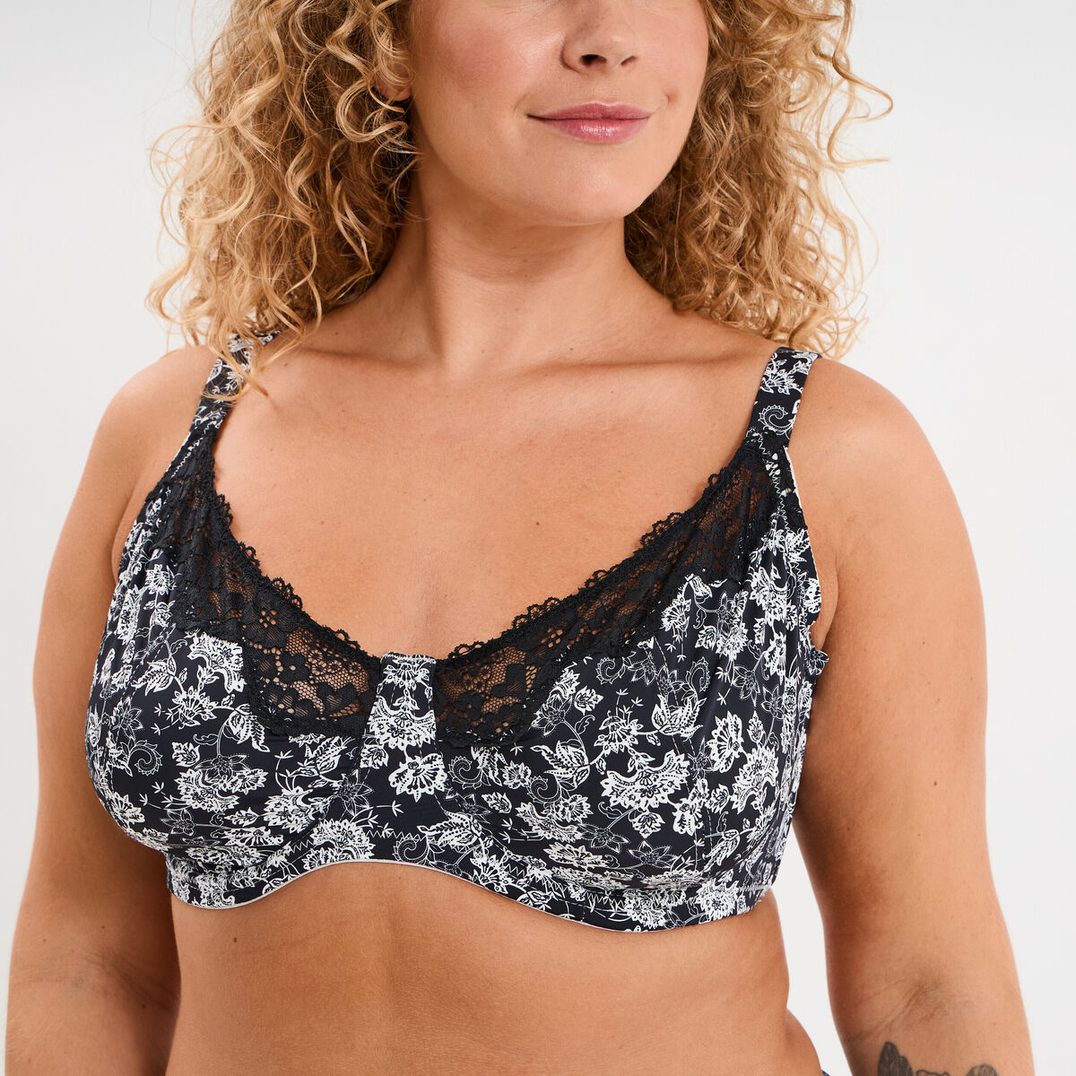 Soutien-gorge corbeille microfibre noir femme grande taille