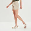 Short ajusté taille haute bords francs beige femme