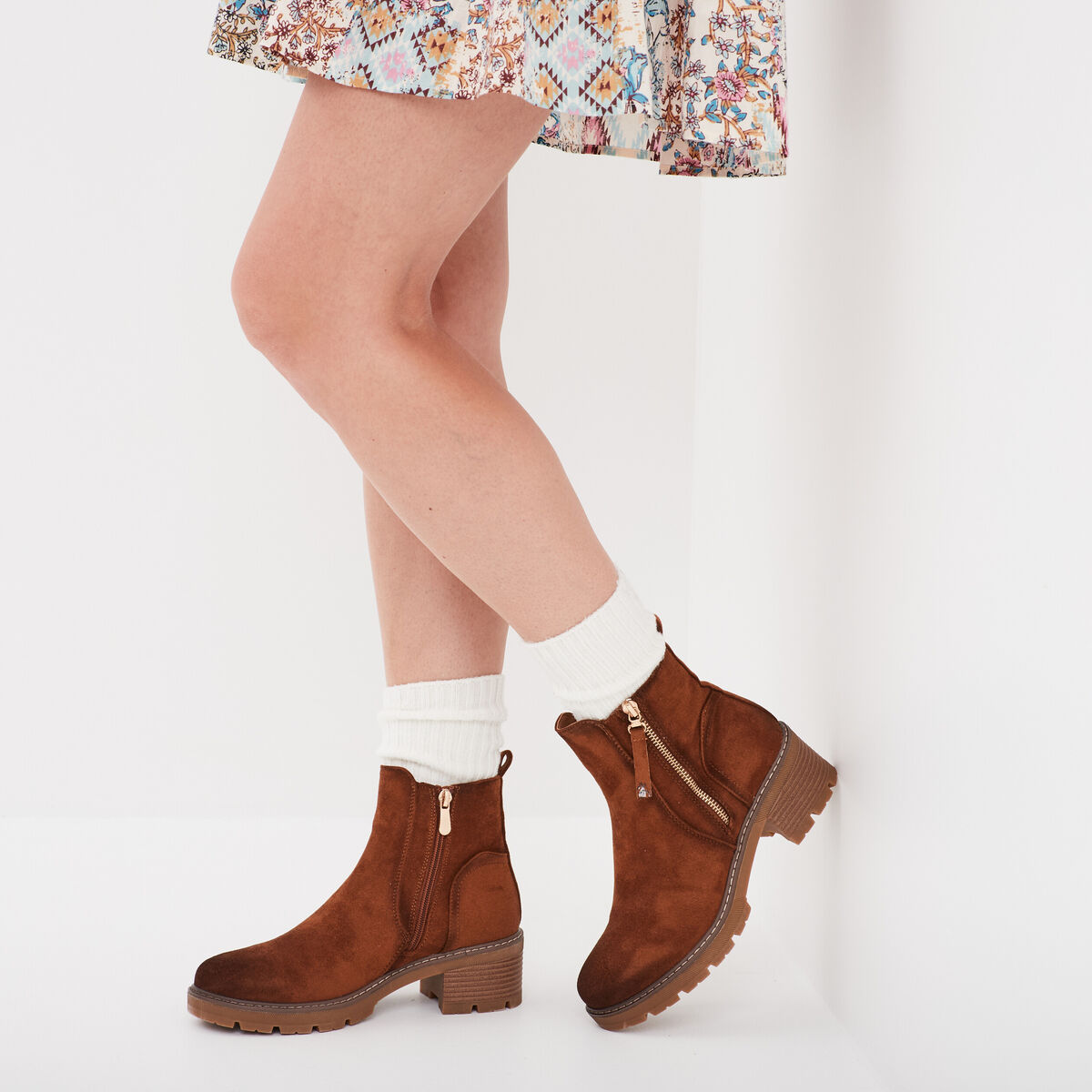 Bottines &agrave; talons effet daim zipp&eacute;es marron femme