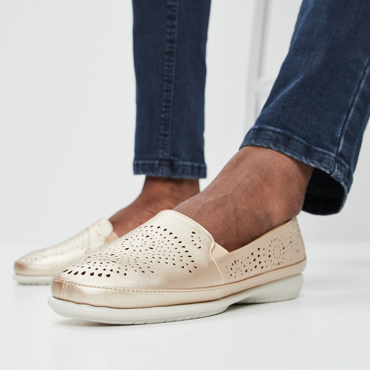 Mocassins perfor&eacute;es jaune or femme