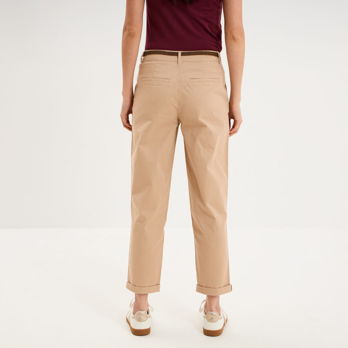 Pantalon chino regular ceinture tress&eacute;e sable femme