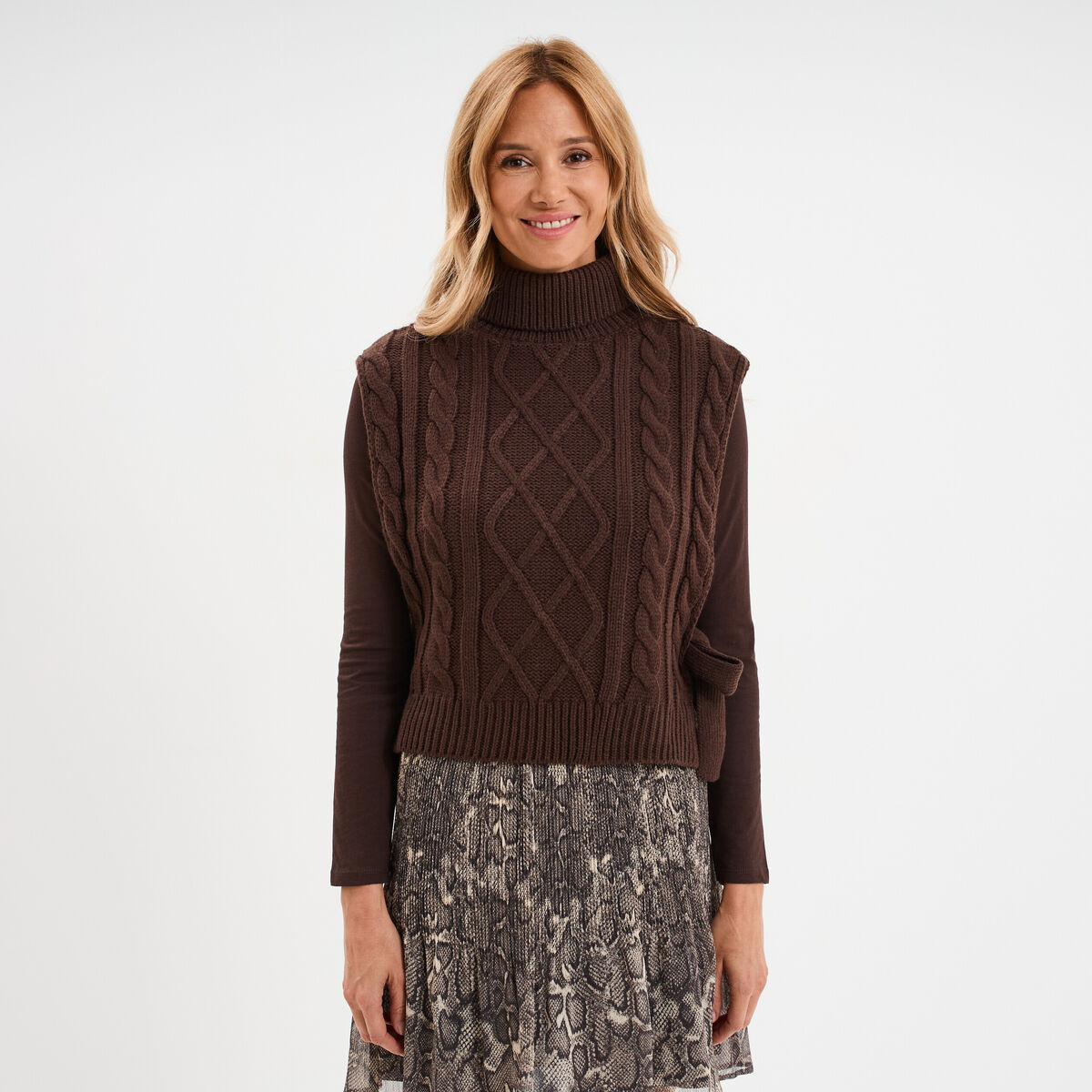 Pull poncho col roul&eacute; sans manches marron fonc&eacute; femme