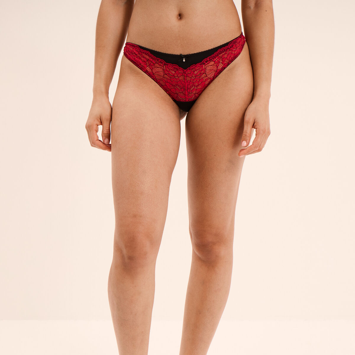 Tanga &agrave; micro dentelle rouge femme