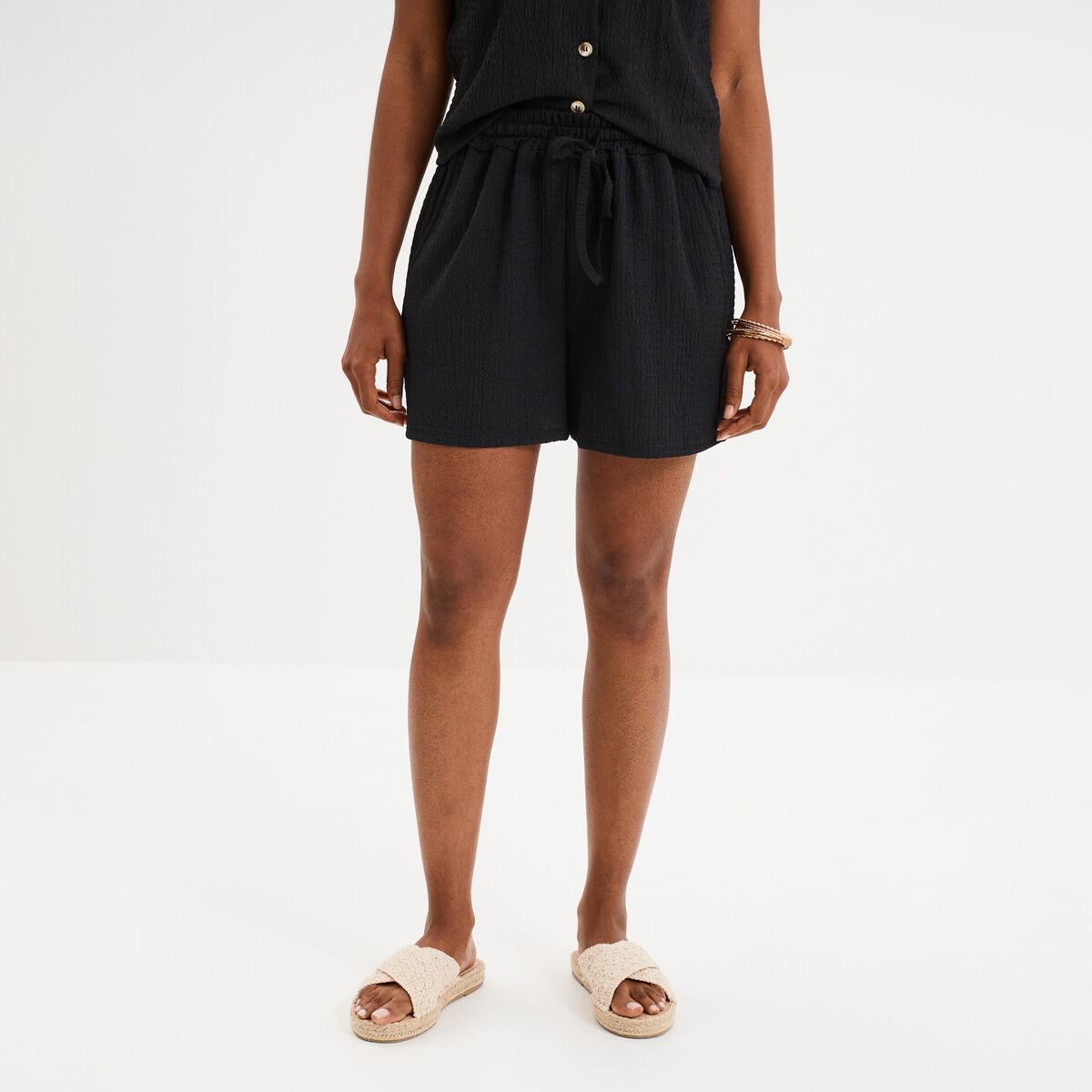 Short droit effet gauffré noir femme