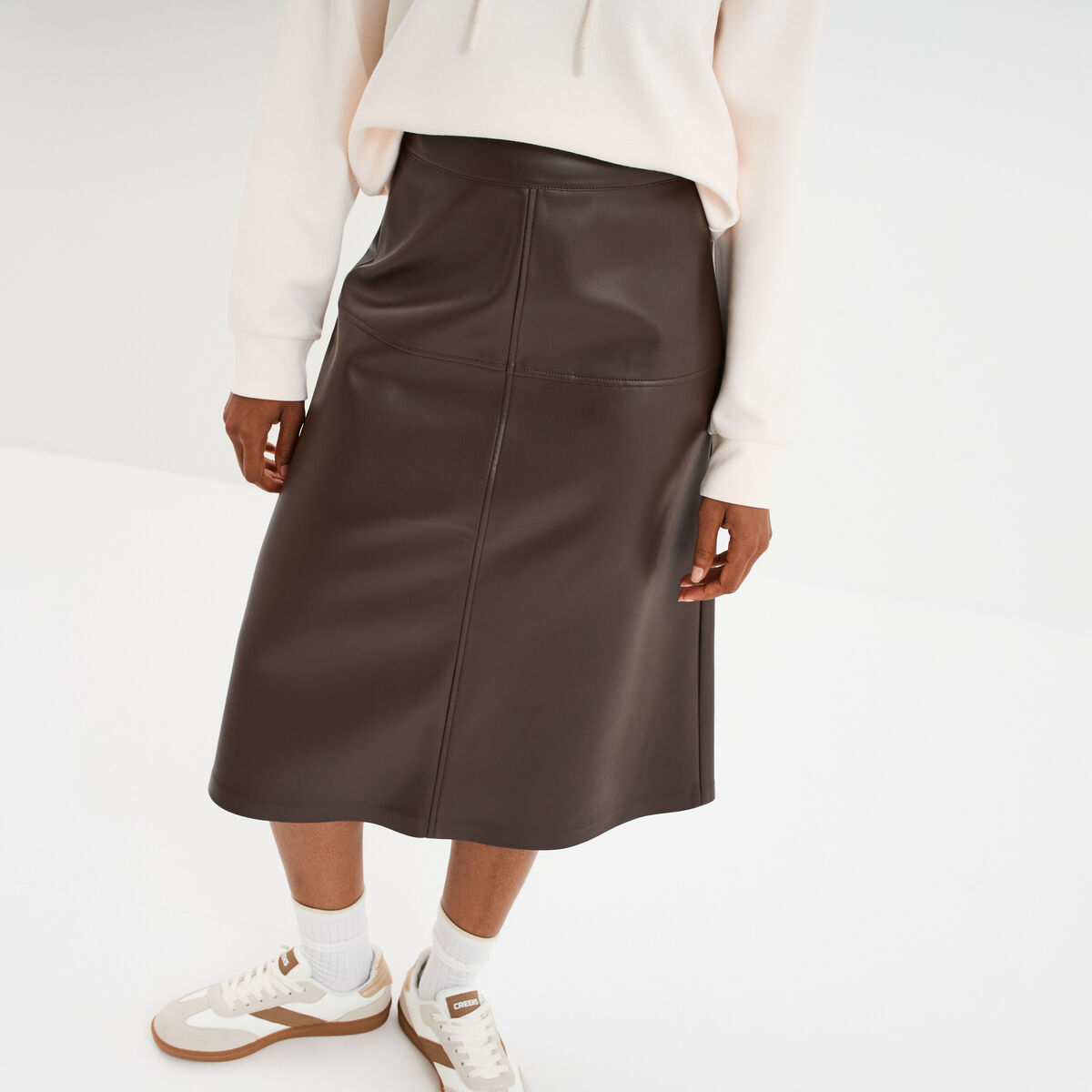 Jupe longue simili cuir trap&egrave;ze marron fonc&eacute; femme