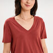 T-shirt fluide col en V manches courtes rouge fonc&eacute; femme