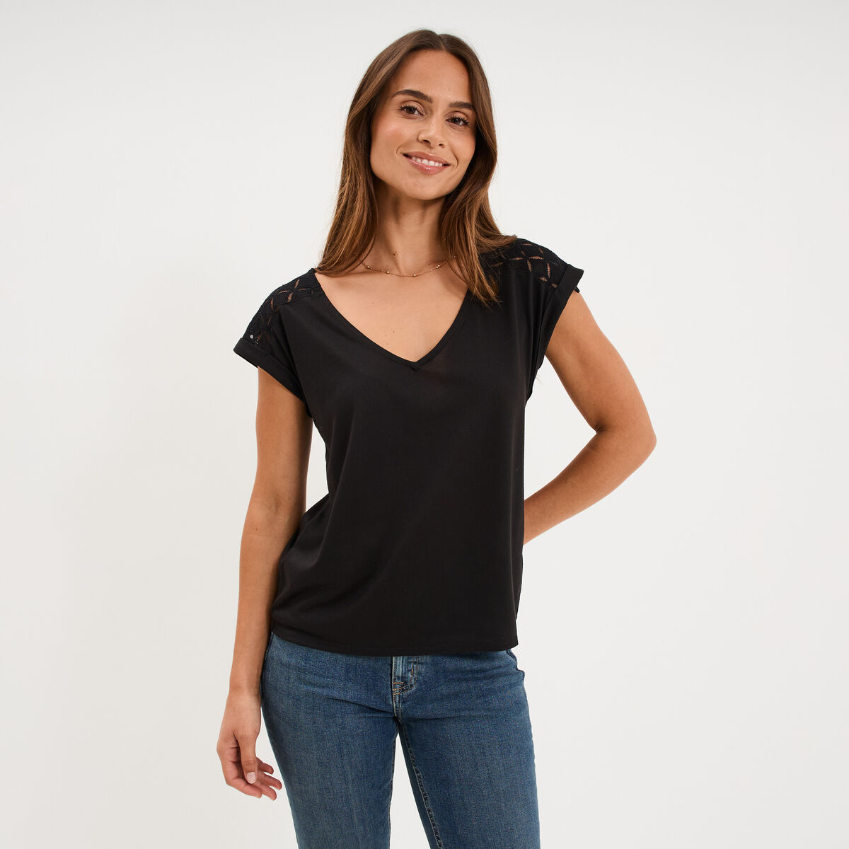 T-shirt col en V ajour&eacute; &eacute;paules et dos noir femme